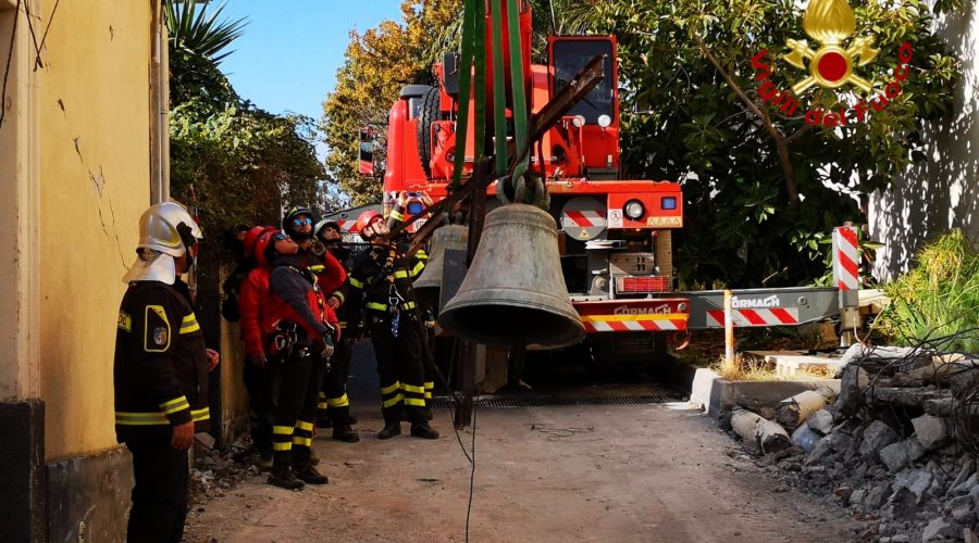 Terremoto, recuperate dai Vigili del fuoco le campane della chiesa di Pennisi