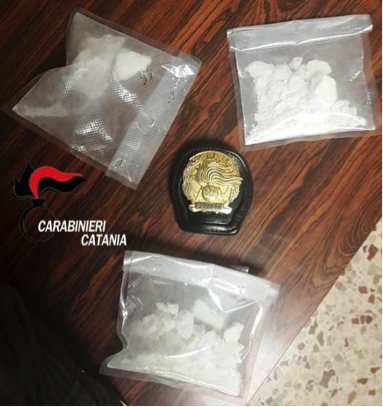 Catania, pusher arrestato in via Belfiore: trasportava della cocaina in pietra.