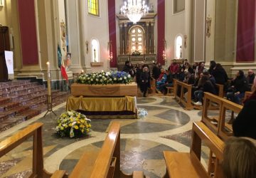 Giarre, tutta la citt&agrave; ai funerali di Luca: "Adesso puoi volare nel cielo azzurro del Paradiso" VIDEO
