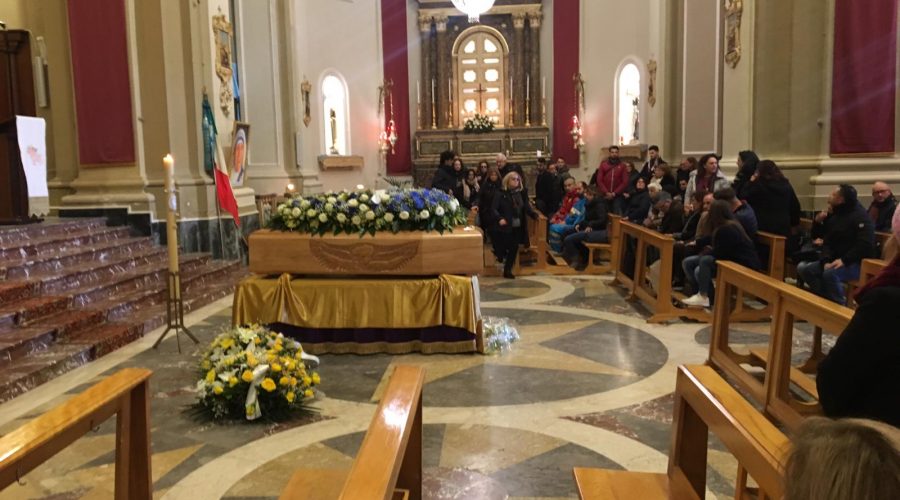 Giarre, tutta la città ai funerali di Luca: “Adesso puoi volare nel cielo azzurro del Paradiso” VIDEO