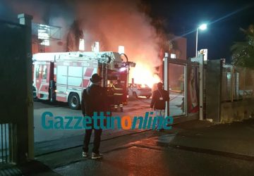 Riposto, incendio auto all'interno del parcheggio di un centro commerciale VIDEO
