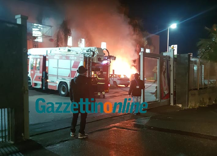 Riposto, incendio auto all’interno del parcheggio di un centro commerciale VIDEO