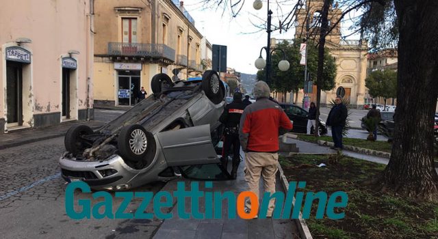 Giarre, pauroso incidente in piazza Carmine FOTO-VIDEO