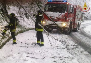 Milo, strada ricolma di neve: vigili del fuoco prestano assistenza a bus