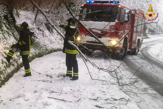 Milo, strada ricolma di neve: vigili del fuoco prestano assistenza a bus