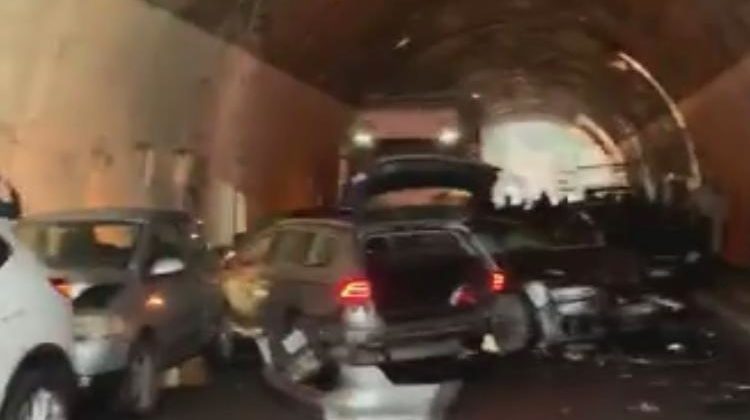 A18, nuovo incidente: tamponamento a catena in galleria: chiuso il casello di Roccalumera