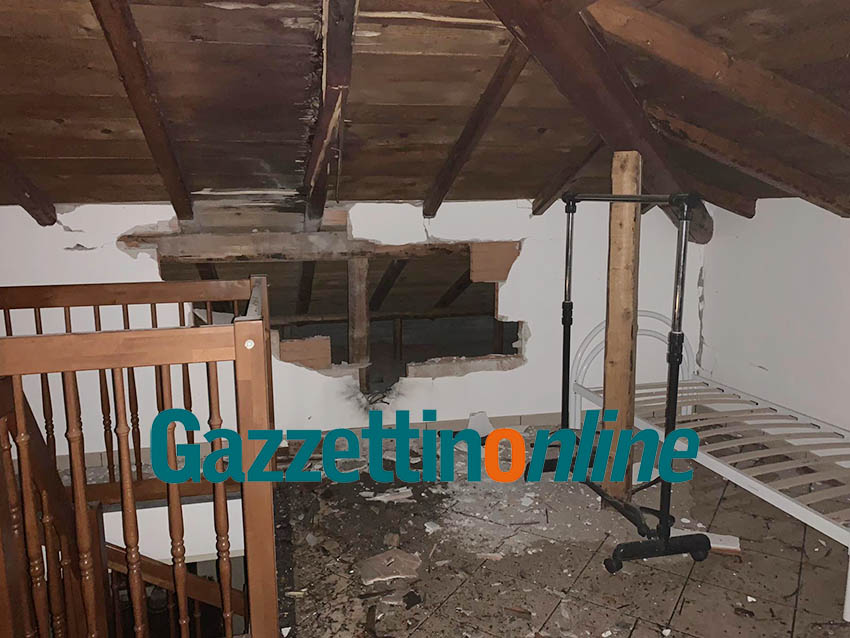 Carubba di Riposto, fulmine danneggia il tetto di una casa. Bucata anche la tubazione idrica comunale