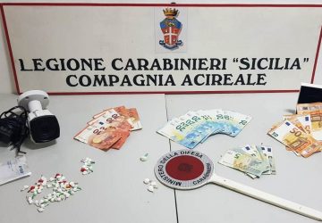 Acireale, "proteggeva&rdquo; lo spaccio di cocaina con una telecamera: pusher in manette