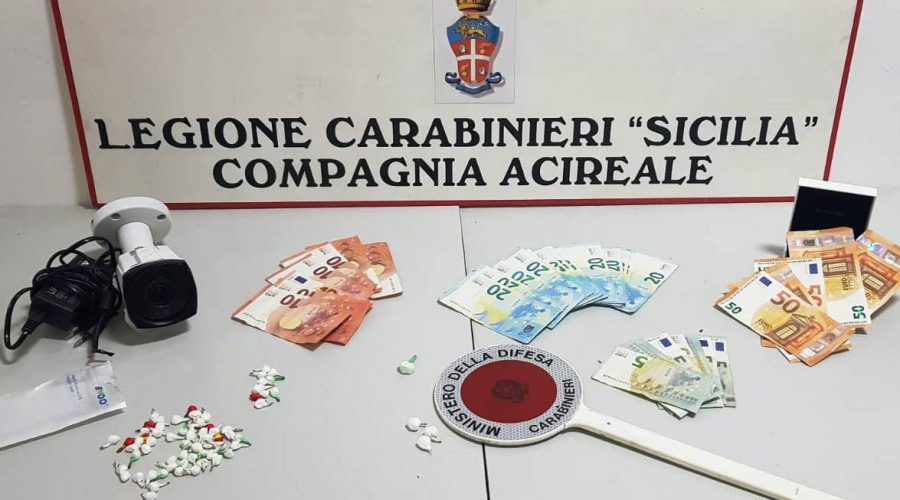 Acireale, “proteggeva” lo spaccio di cocaina con una telecamera: pusher in manette