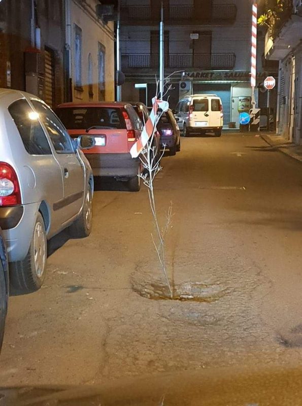 Fiumefreddo, strade trasformate in percorsi di guerra. Buche e voragini