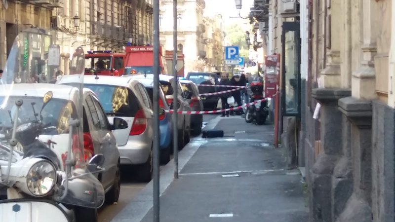 Catania, sospetta valigia bomba in via Umberto. Artificieri in azione