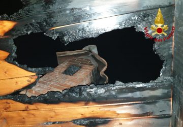 Zafferana, incendio sul tetto di una abitazione a Sarro
