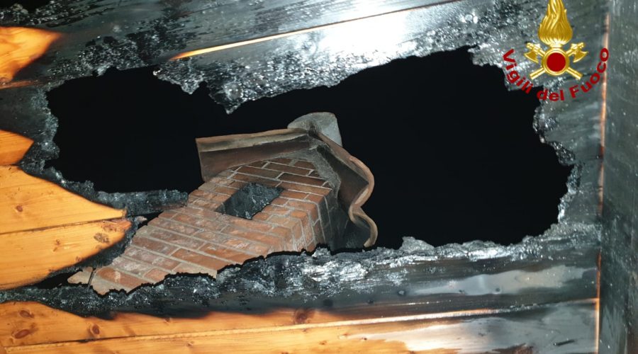 Zafferana, incendio sul tetto di una abitazione a Sarro