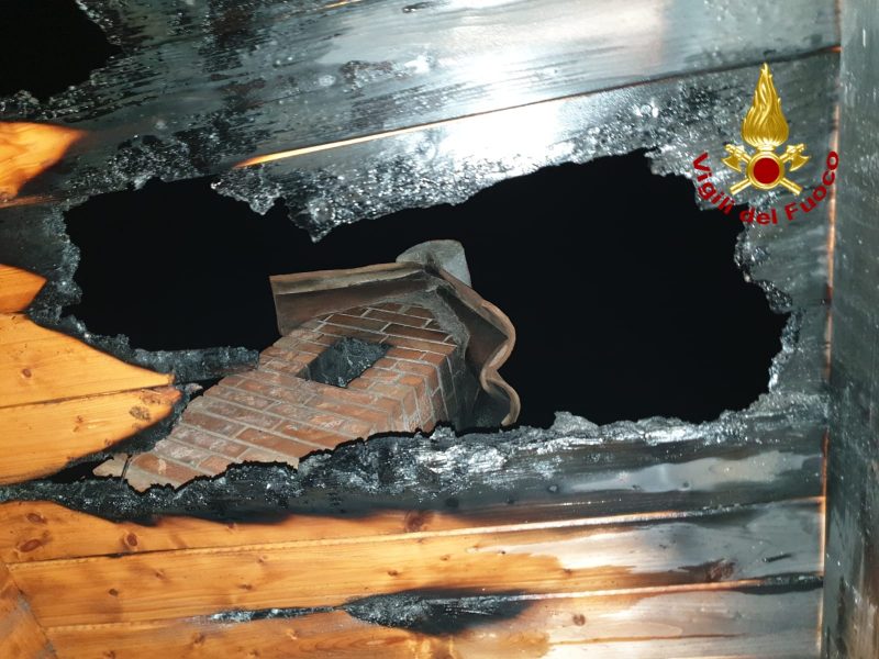 Zafferana, incendio sul tetto di una abitazione a Sarro