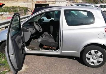 Catania, usavano auto abbandonata come "base" di spaccio: arrestati due pusher in via Piccioni