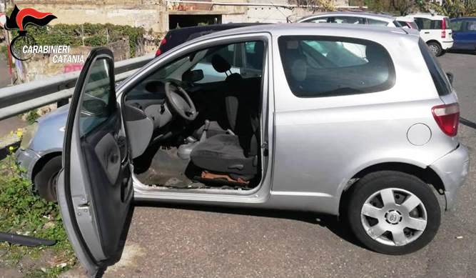 Catania, usavano auto abbandonata come “base” di spaccio: arrestati due pusher in via Piccioni