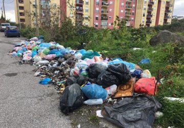 Giarre, alloggi ex Gescal di via Trieste sommersi dai rifiuti VIDEO