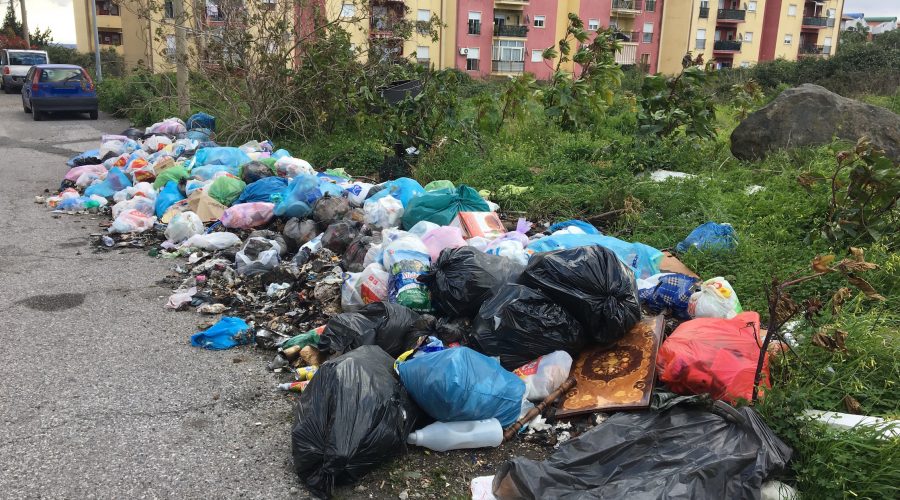 Giarre, alloggi ex Gescal di via Trieste sommersi dai rifiuti VIDEO
