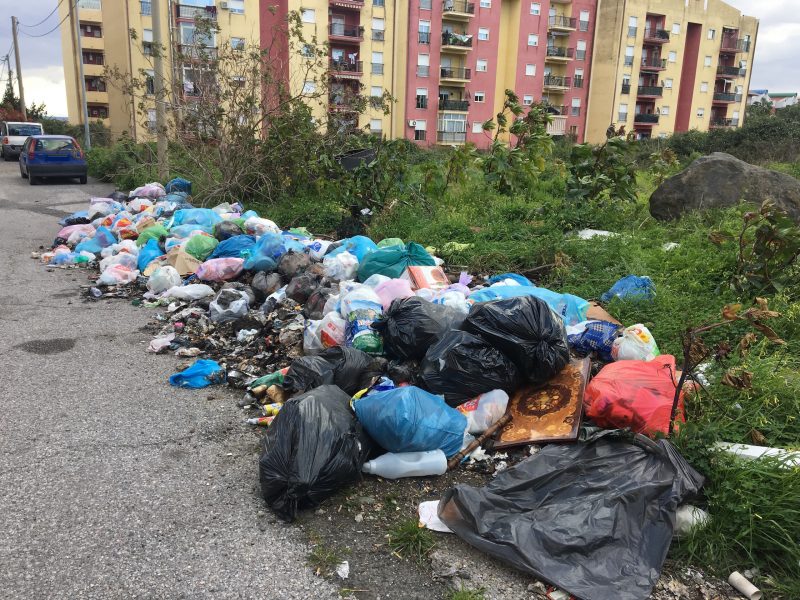 Giarre, alloggi ex Gescal di via Trieste sommersi dai rifiuti VIDEO