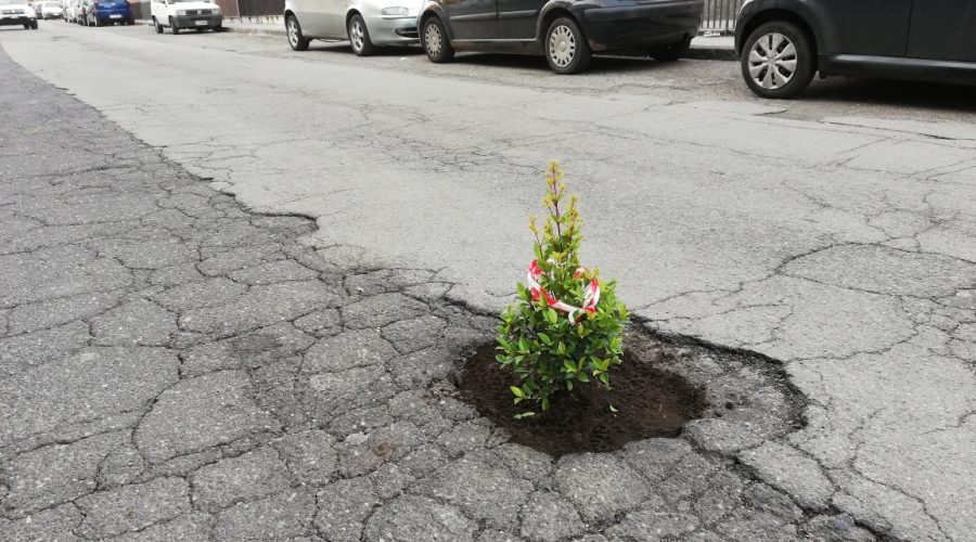 Mascali, nuovo arredo urbano per le buche…
