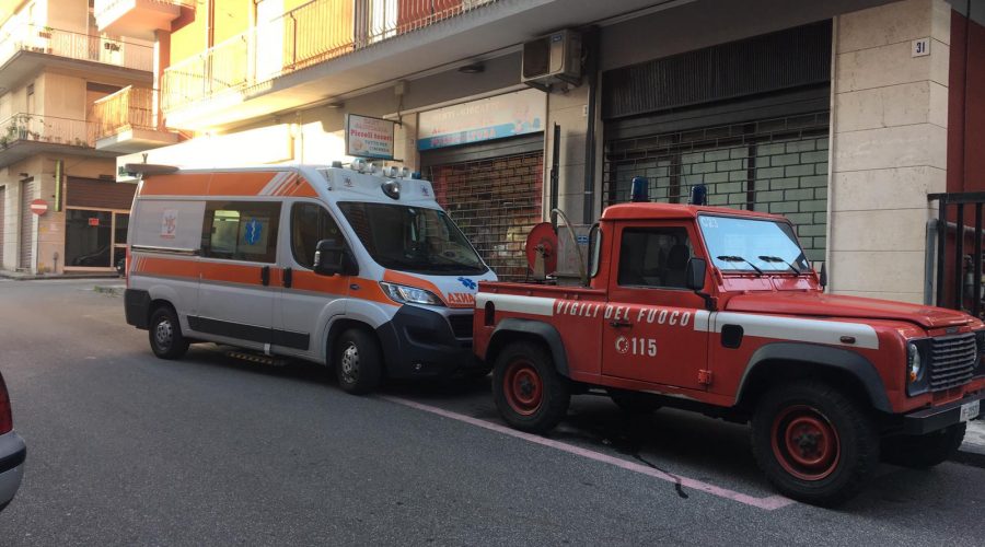 Giarre, anziana donna cade in casa. Soccorsa da vigili del fuoco e 118