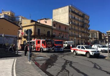 Aci Catena, incendio nel comando della Polizia locale LE FOTO