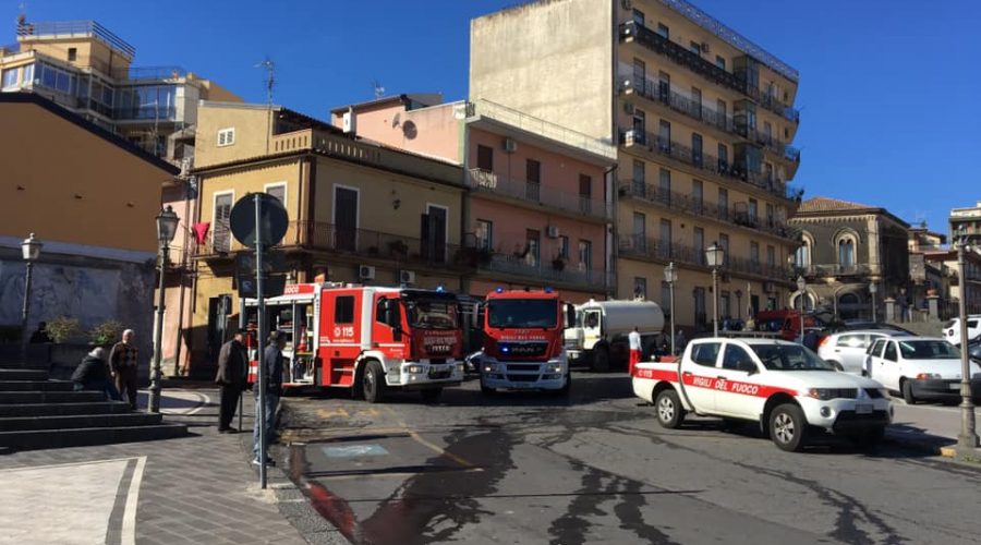 Aci Catena, incendio nel comando della Polizia locale LE FOTO