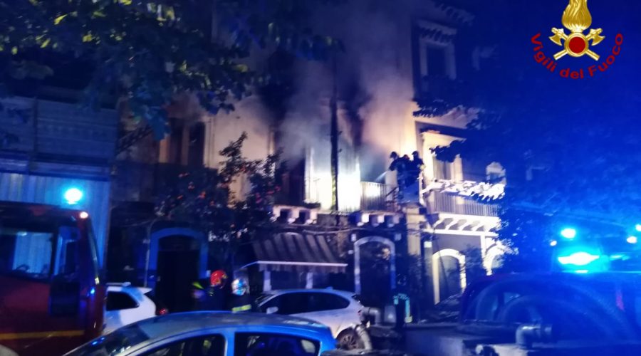 Catania, incendio in via Di Prima. Inagibile un intero stabile