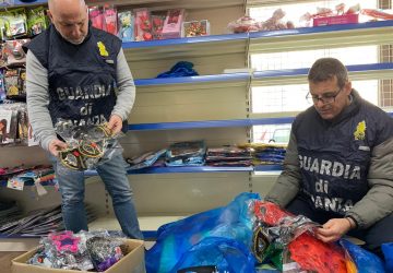 Acireale, Guardia di finanza sequestra 3 mila maschere di carnevale e prodotti illegali