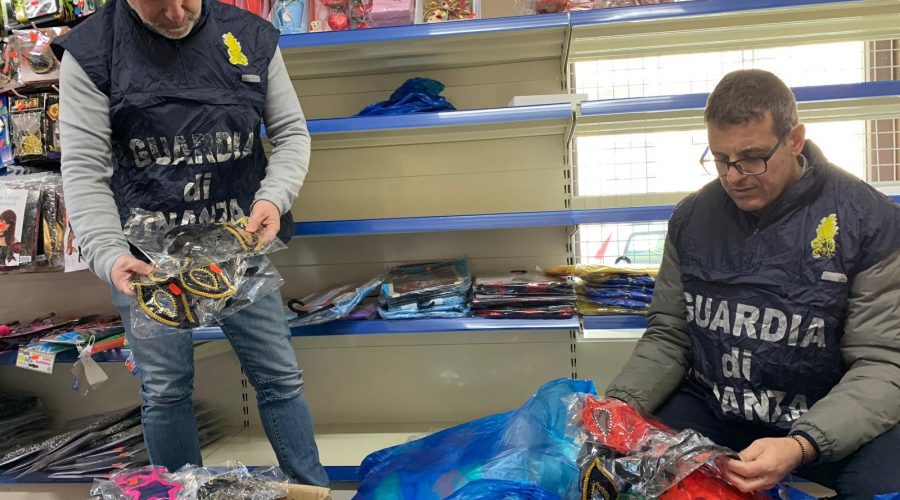 Acireale, Guardia di finanza sequestra 3 mila maschere di carnevale e prodotti illegali