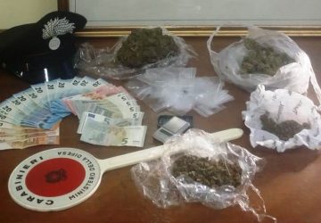 Riposto, lancia sul tetto pacco con 300 grammi di marijuana: arrestato