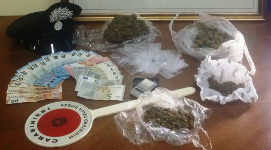 Riposto, lancia sul tetto pacco con 300 grammi di marijuana: arrestato