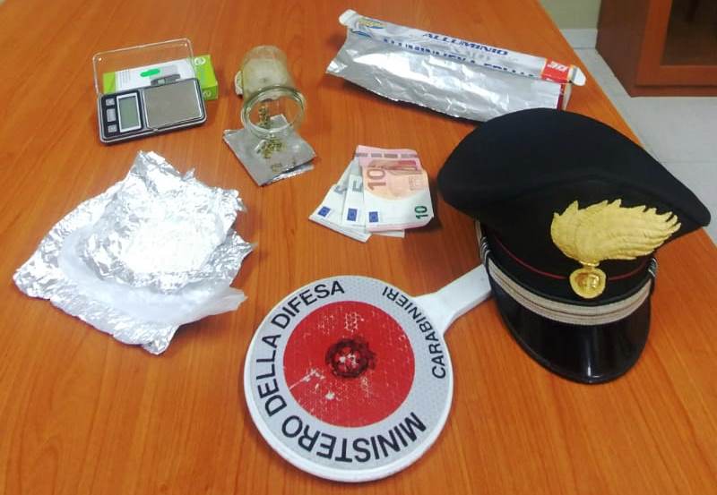 Biancavilla, carabiniere si traveste da postino, accede in casa e arresta il pusher