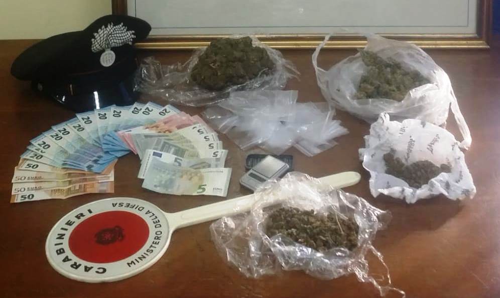 Riposto, lancia sul tetto pacco con 300 grammi di marijuana: arrestato