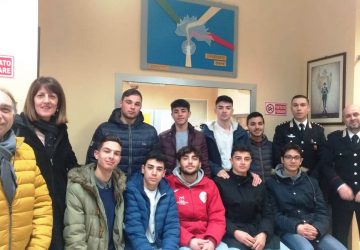 Giarre, alunni del liceo Artistico Guttuso donano ai carabinieri manufatto in legno con il logo dell'Arma