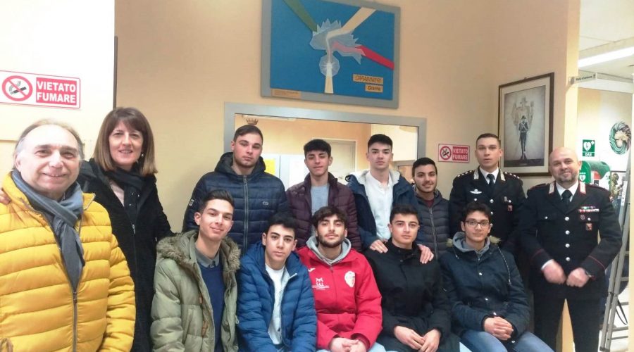 Giarre, alunni del liceo Artistico Guttuso donano ai carabinieri manufatto in legno con il logo dell’Arma