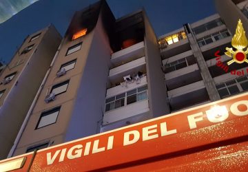 Catania, divampa incendio al settimo piano di una palazzina a Librino: persone soccorse sul balcone dai Vigili del fuoco VD