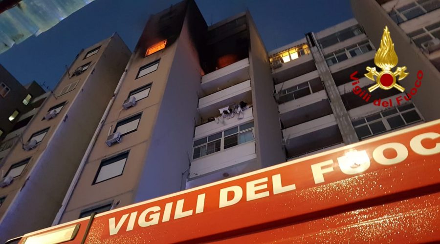 Catania, divampa incendio al settimo piano di una palazzina a Librino: persone soccorse sul balcone dai Vigili del fuoco VD