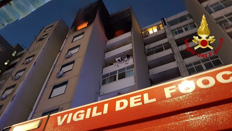Catania, divampa incendio al settimo piano di una palazzina a Librino: persone soccorse sul balcone dai Vigili del fuoco VD