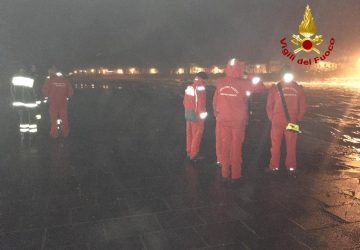 S.Maria la Scala, auto vicina al molo finisce in mare. Tre i dispersi. Sospese le ricerche per condizioni meteo marine