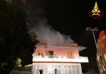 Aci Catena, a fuoco una mansarda. Tragedia sfiorata: salvi gli inquilini