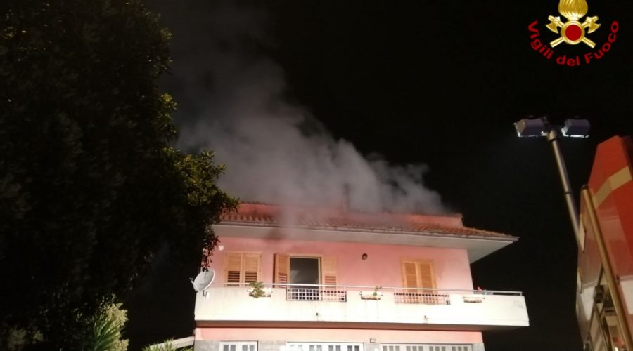Aci Catena, a fuoco una mansarda. Tragedia sfiorata: salvi gli inquilini