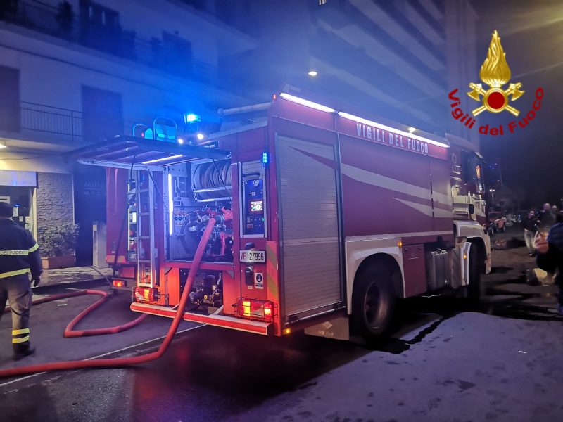 Catania, divampa incendio in un negozio di viale Jonio