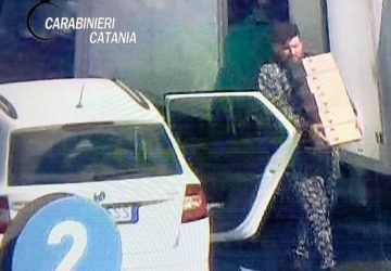 Catania, rubano merce ad un corriere: intercettati ed arrestati in via Plebiscito