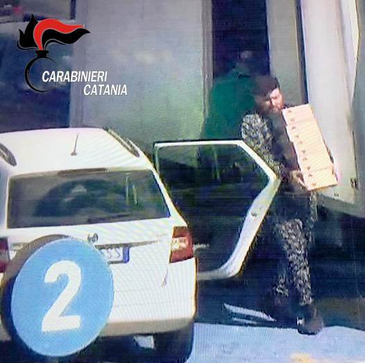 Catania, rubano merce ad un corriere: intercettati ed arrestati in via Plebiscito