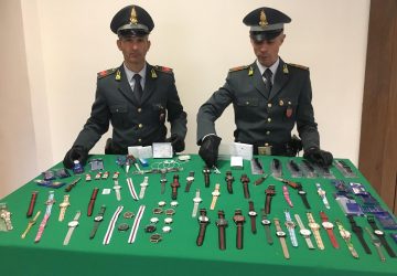 Catania, Fiamme gialle sequestrano 4 mila orologi contraffatti