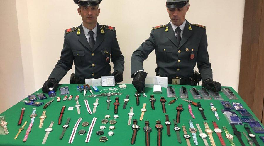 Catania, Fiamme gialle sequestrano 4 mila orologi contraffatti