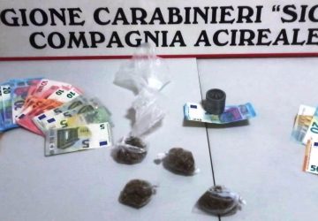 Acireale, arrestati due spacciatori in piazza San Biagio: uno &egrave; minorenne
