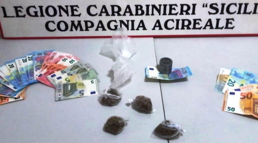 Acireale, arrestati due spacciatori in piazza San Biagio: uno è minorenne