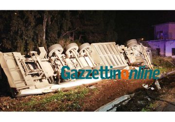 A18, sulla rampa per Acireale si ribalta un Tir. Morto il conducente, un 56enne campano
